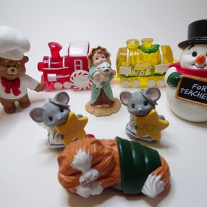 1988 Hallmark Merry Miniatures 2 vagones de tren, panadero, gato muñeco de nieve, 2 ratones Set de 8 B202B17