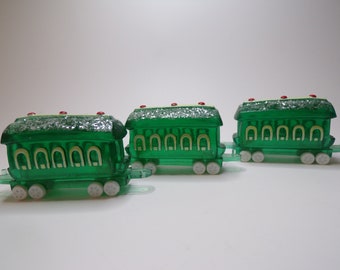 1989 Hallmark Merry Miniatures, 3 vagones de tren verdes, Santa y la Sra. Santa, PLUS Set de 10 B202B20