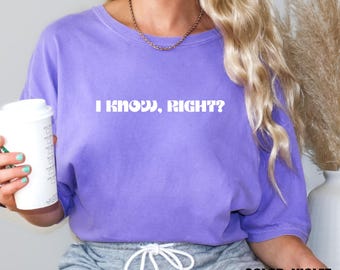 Puede incluir: Una camiseta morada con el texto "I know, right?" impreso en blanco. La camiseta está hecha de un material suave y cómodo y tiene un corte holgado.