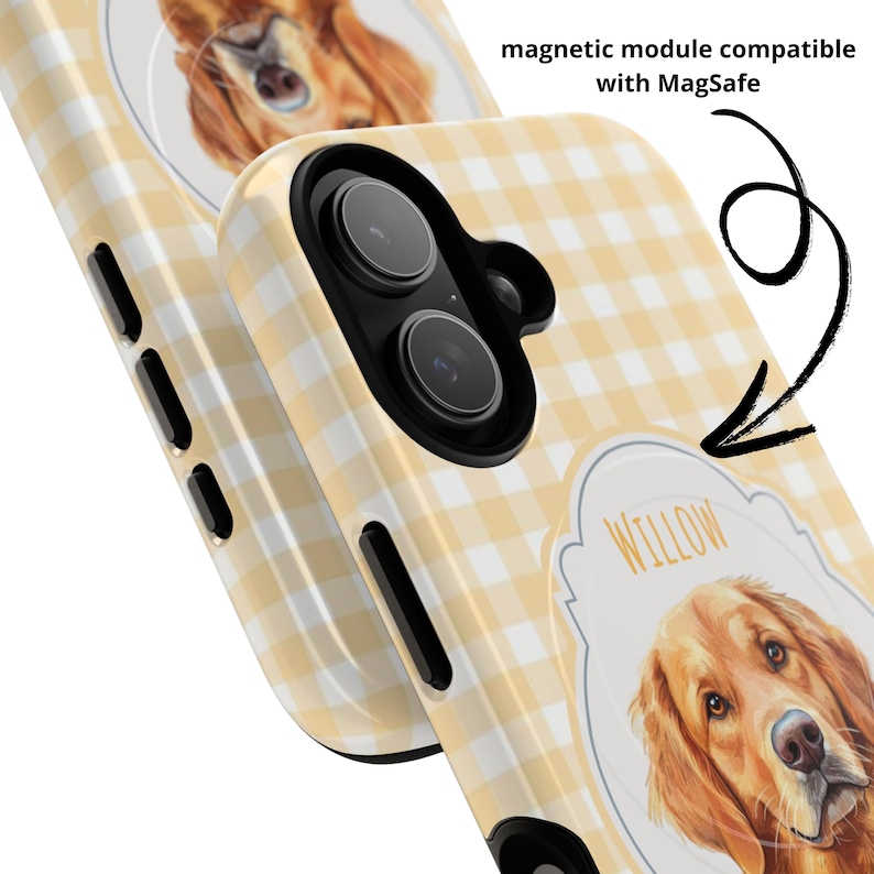Op de afbeelding: Geel en wit geruit telefoonhoesje met een Golden Retriever portret en de naam "Willow". De hoes is compatibel met MagSafe en heeft een camera-uitsparing. Deze telefoonhoes is een beschermend accessoire.