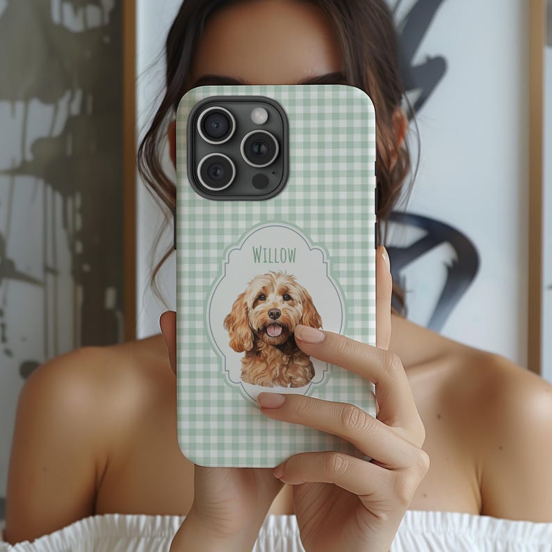 Op de afbeelding: Een telefoonhoesje met een lichtgroen en wit ruitpatroon. De hoes toont een portret van een bruine hond met de naam "Willow" erboven. De telefoonhoes heeft een zwarte cameramodule.
