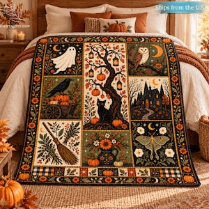 Può includere: Una coperta rettangolare con un design autunnale a più pannelli che raffigura un fantasma, un corvo su un carretto di zucche, una scopa, un albero centrale con lanterne appese e un gatto nero, una casa e una falena.