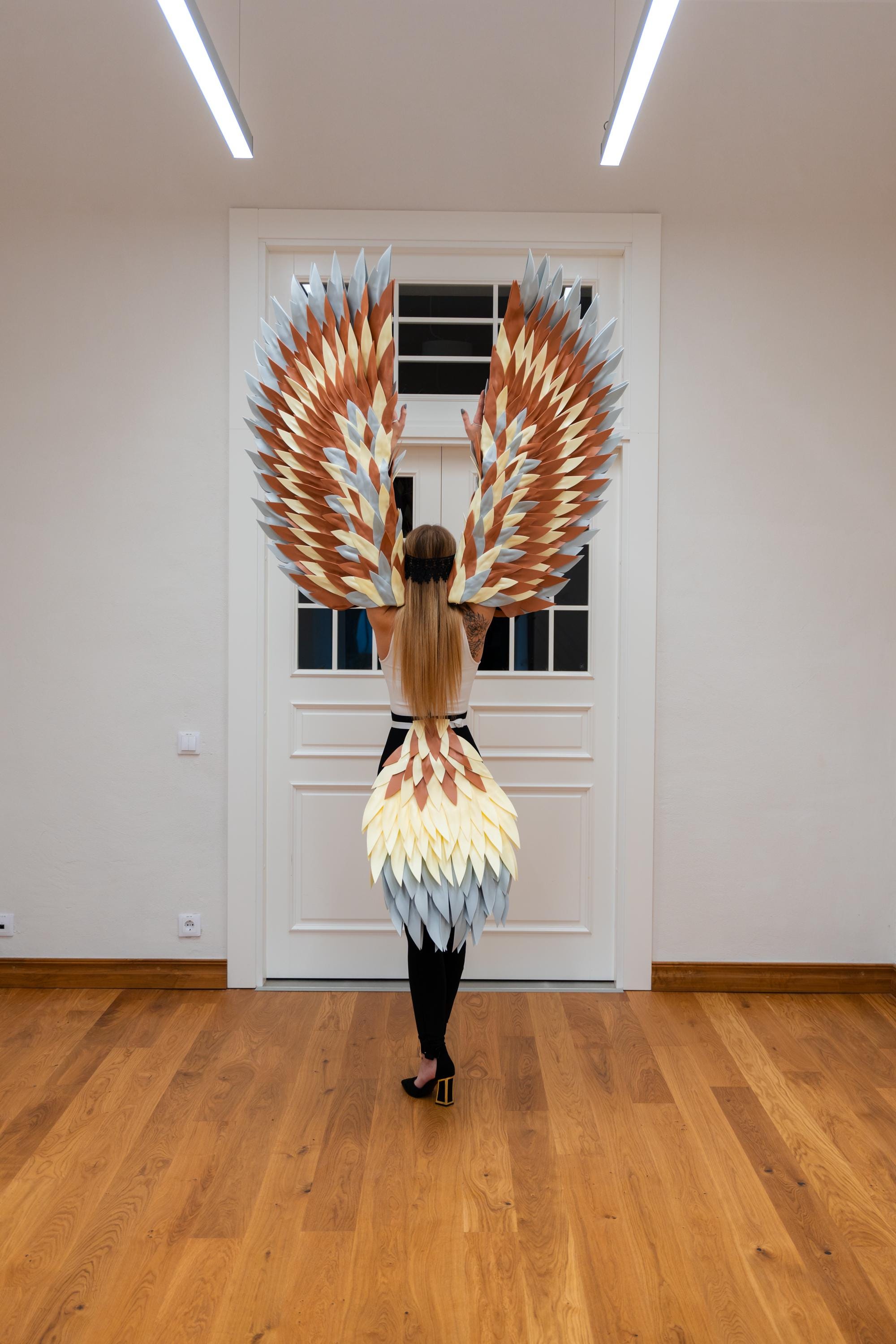 Barn Owl Wings Costume with Tail: Flexible Cosplay Bird Wings