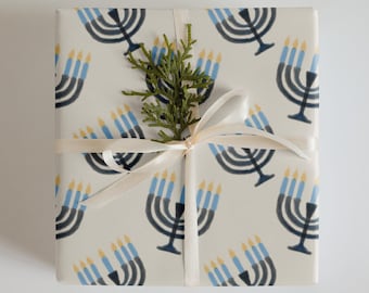Papel de regalo para la menorá de Janucá – Papel de regalo de Janucá dibujado a mano por Jacqueline Roux