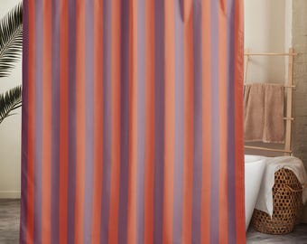 Könnte beinhalten: Ein Duschvorhang mit vertikalen Streifen in Orange und Lila. Der Vorhang hängt an einer weißen Stange. Das Design ist schlicht und modern, passend für eine Badezimmerdekoration. Der Vorhang befindet sich in einem Badezimmer.