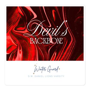 Könnte beinhalten: Eine rechteckige Grafik mit einem wirbelnden rot-schwarzen Marmorhintergrund und dem weißen Text Devil's BACKBONE. Darunter steht der Text Winter Guard in blauer Schreibschrift mit kleinen Sternsymbolen, gefolgt von D.W. DANIEL LIONS VARSITY.