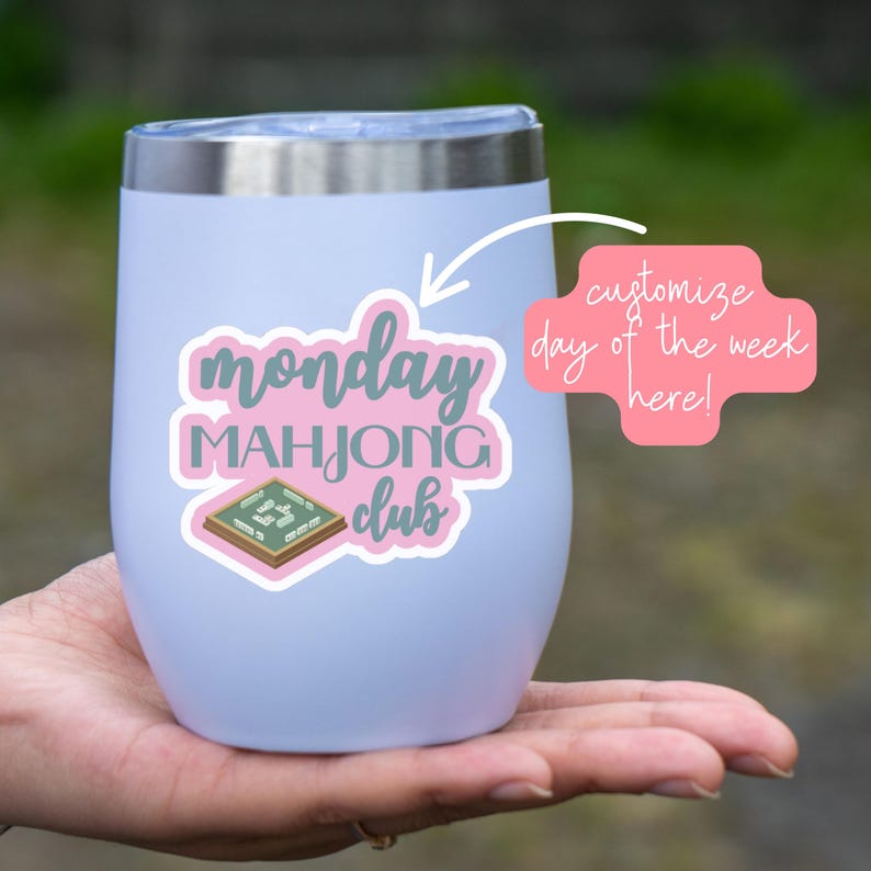 Pu&ograve; includere: Una tazza di ceramica bianca con manico nero e la scritta "But First, Coffee" in grassetto nero. La tazza &egrave; appoggiata su una superficie bianca.