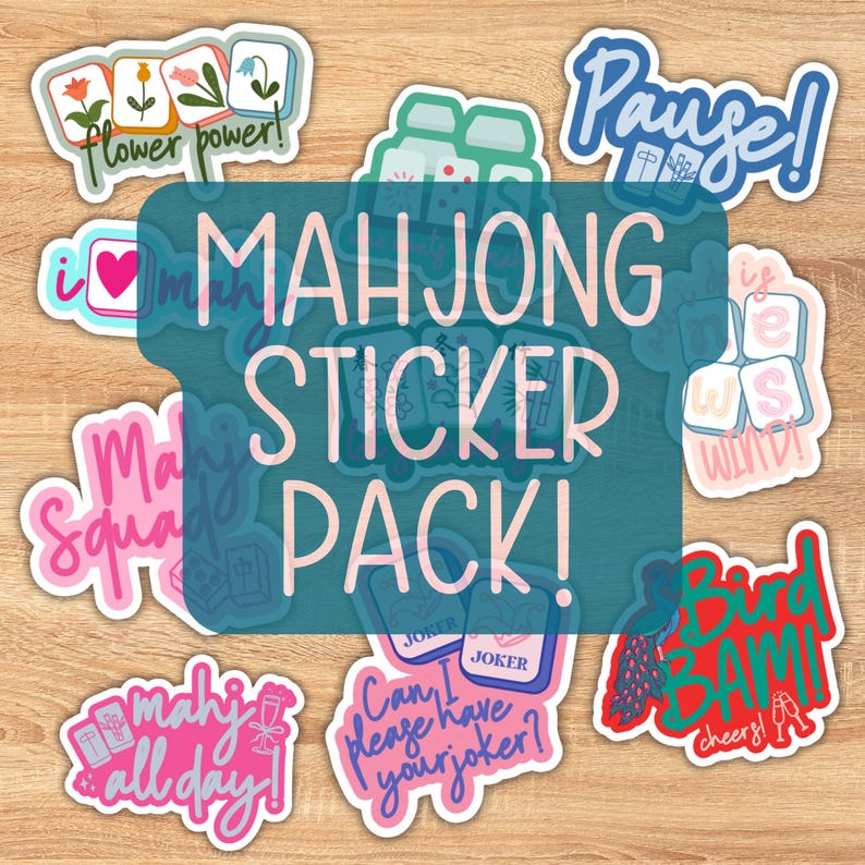 K&ouml;nnte beinhalten: Eine Sammlung farbenfroher Aufkleber mit Mahjong-Motiven. Die Aufkleber zeigen S&auml;tze wie "Mahjong Sticker Pack!", "Pause!" und "Mahj all day!" auf einem Holzgrund.