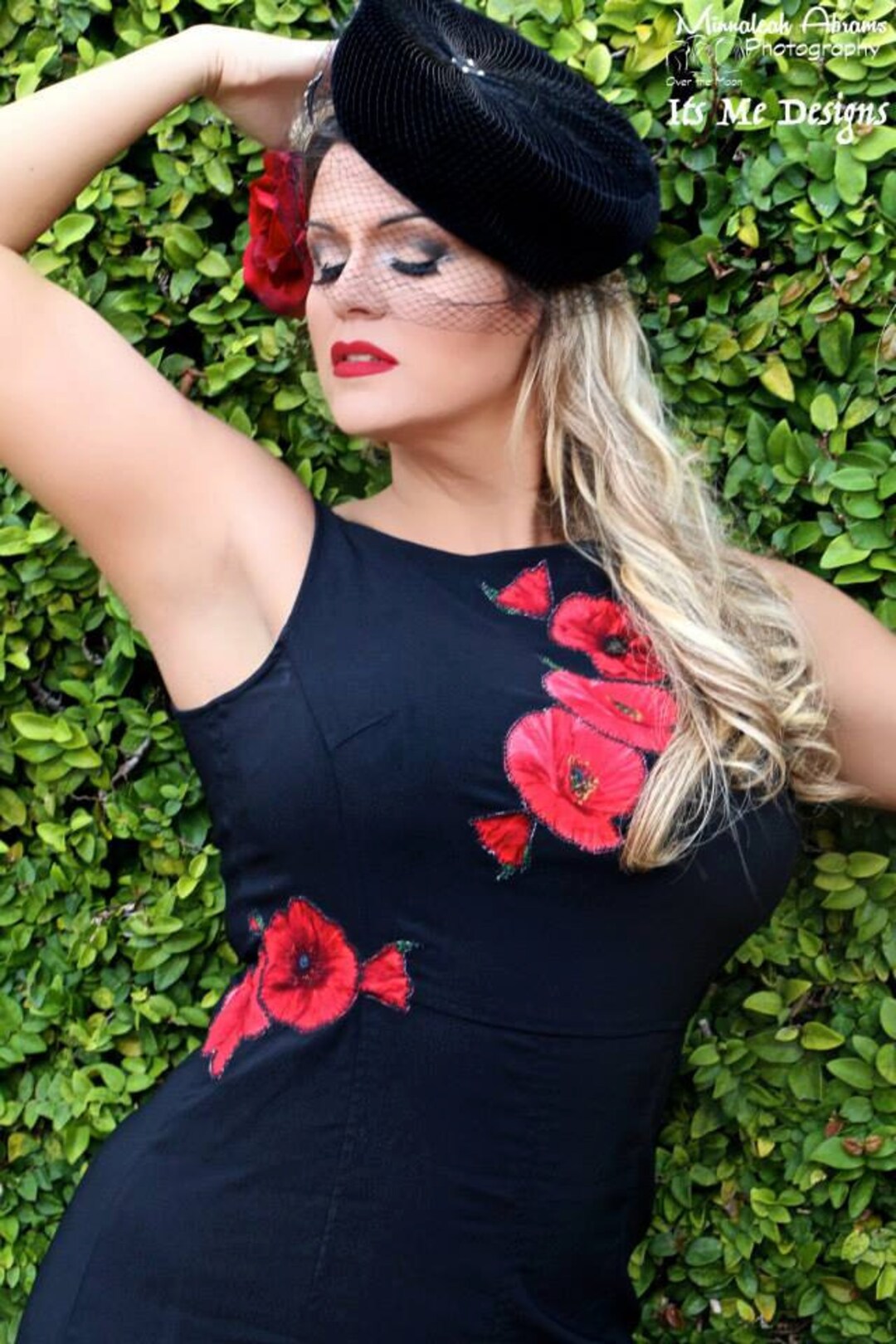 Robe rouge coquelicots noire wiggle soirée femme taille 7-8 pin-up gaine  tenue de scène It's Me Designs mode recyclée Hollywood régence France