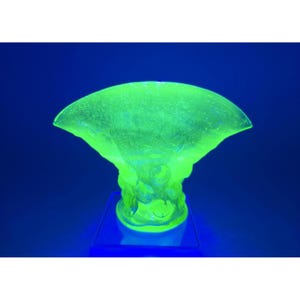 1930s Uranium Catalonian Consolidated Spanish Knobs Glass Fan Vase GLOWS
