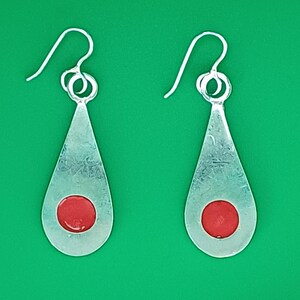 Dangling teardrop earrings