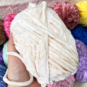 Hilo de chenilla de terciopelo suave, hilo grueso y afelpado para ganchillo, punto, amigurumi y proyectos de bricolaje. Ovillo de 100 g (80 m), color caqui/beige.