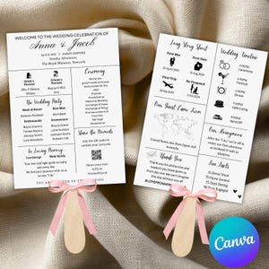 Könnte beinhalten: Zwei Hochzeitsfächer mit rosa Bändern. Die Programme listen die Hochzeitsgesellschaft, die Zeremonie und den Zeitplan auf. Sie enthalten auch einen QR-Code und eine Dankesbotschaft.