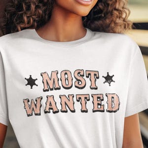 Most Wanted Western T-Shirt | Vintage Cowboy Shirt | Zniszczona koszulka z grafiką Western | Retro Country Concert Tee | Cowboy Bachelorette Shirt