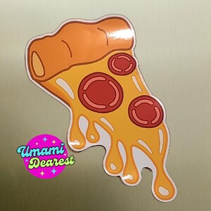 以下が含まれることがあります： ペッパーニと溶けたチーズをトッピングしたピザのイラスト。ピザはチーズが垂れていて、光沢のある仕上がりになっています。
