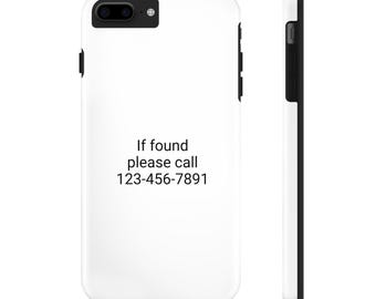 Może przedstawiać: Białe etui na iPhone'a z czarną ramką i czarnym obiektywem aparatu. Na etui znajduje się napis "Jeśli znalezione, zadzwoń pod numer 123-456-7891".