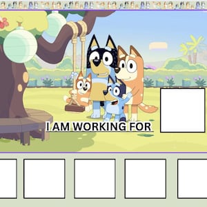 Könnte beinhalten: Ein Cartoon-Bild mit der Bluey-Familie: Bluey, Bingo, Bandit und Chilli. Sie befinden sich in einer Parklandschaft mit einem Baum, einer Schaukel und dem Text "I AM WORKING FOR". Der Hintergrund ist ein hellblauer Himmel und grünes Gras.