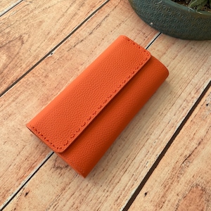Cartera unisex personalizada de piel curtida envejecida con solapa magnética y compartimento para teléfono