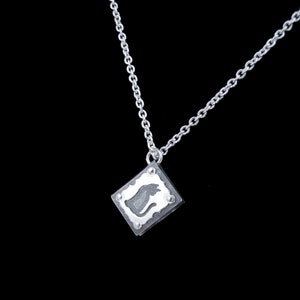 Collar de libro en miniatura de plata esterlina - Colgante personalizado con letra o símbolo diminuto - HISTORIA DE PORTADA