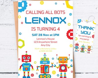 Puede incluir: Una invitación de cumpleaños con temática de robots. La invitación dice "Calling All Bots, Lennox cumple 4 años" con la fecha y la hora. Se incluye una etiqueta de agradecimiento a juego con ilustraciones de robots.