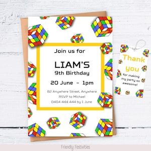 Op de afbeelding: Een witte verjaardagsuitnodiging met een gele rand en een kleurrijk Rubik's Cube-patroon. De uitnodiging luidt "Doe mee met Liam's 9e verjaardag" en bevat de datum, tijd, adres en RSVP-informatie. Een klein bedankkaartje is inbegrepen met de tekst "Bedankt voor het maken van mijn feestje zo geweldig!"
