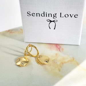 Gouden knuffeloorbellen met gehamerde charme, sierlijke oorbellen voor elke dag, cadeau voor haar, gouden hoepeloorbellen, gouden oorbellen cadeaus, knuffelhoepels