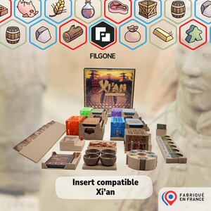 Può includere: Un inserto per il gioco da tavolo Xi'an. L'inserto è realizzato in cartone beige e presenta vari scomparti e vassoi per i componenti del gioco. La scatola del gioco è visibile sullo sfondo, con il testo "Xi'an" sulla parte anteriore.