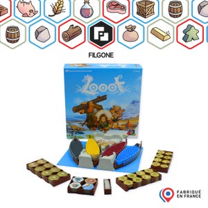 Può includere: Un gioco da tavolo chiamato "Zoopf" di Filgone. La scatola del gioco è blu con una nuvola bianca e un'illustrazione di cartone animato di un personaggio simile a un vichingo che tiene un tronco d'albero. Il gioco include un tabellone di gioco a forma di barca blu, bianco e rosso con pezzi a forma di barca bianca, gialla e rossa.