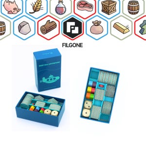 Puede incluir: Una caja azul con el texto "Deep Sea Adventure" en la parte delantera. La caja contiene un juego con piezas de juego azules, verdes y blancas. El juego está hecho por Filgone.