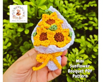 Puede incluir: Un mini ramo de girasoles hecho a mano con ganchillo. El ramo presenta tres girasoles amarillos con centros marrones, envueltos en hilo blanco y atados con un lazo amarillo. La imagen incluye el texto "Mini Sunflower Bouquet PDF Pattern".