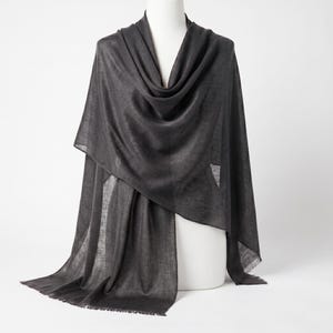 100 % ren kashmir grå halsduk, lätt fiskbensvävd sjal, mjuk och varm unisexsjal, NPIA-certifierad Nepal Dusk Grey