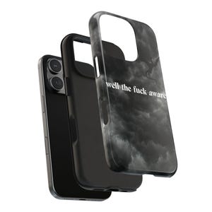 K&ouml;nnte beinhalten: Schwarze Handyh&uuml;lle mit dem Text "well the fuck aware" in Wei&szlig;. Die H&uuml;lle zeigt ein dunkles, wolkiges Himmelsdesign mit einer Silhouette eines Drachen. Die Handyh&uuml;lle wird in drei Teilen gezeigt.