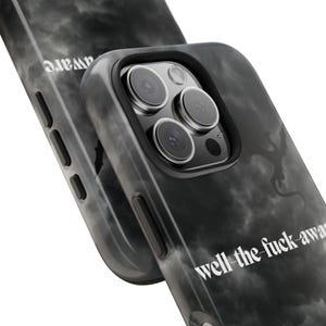 K&ouml;nnte beinhalten: Schwarze und graue Handyh&uuml;lle mit Wolkenmuster und dem Text "well the fuck-away". Die H&uuml;lle wird auf einer anderen H&uuml;lle mit dem Wort "aware" gezeigt. Die Handyh&uuml;lle hat einen schwarzen Rand um die Kamera.