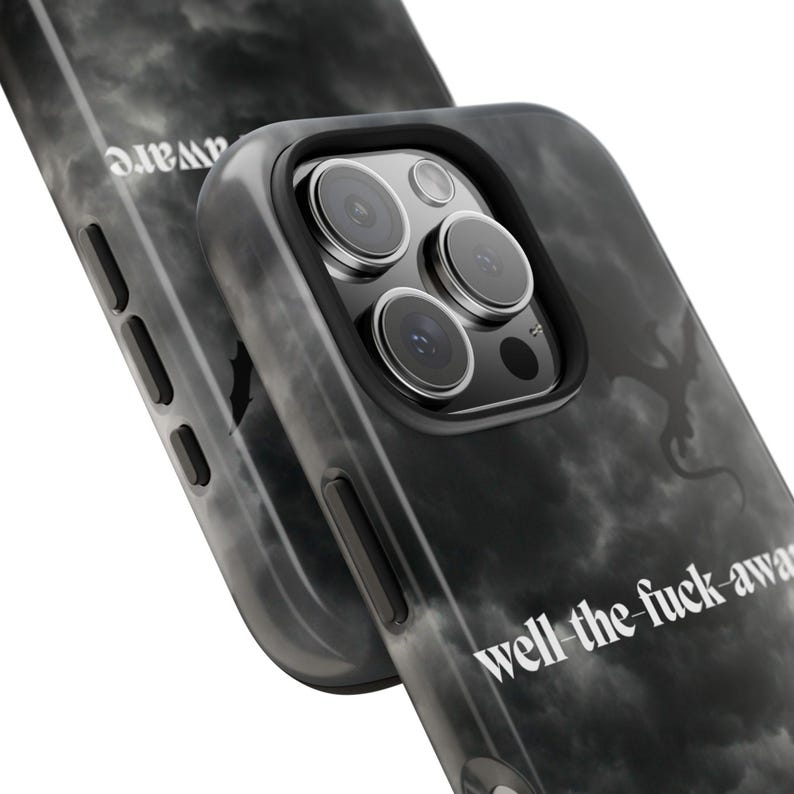 K&ouml;nnte beinhalten: Schwarze und graue Handyh&uuml;lle mit Wolkenmuster und dem Text "well the fuck-away". Die H&uuml;lle wird auf einer anderen H&uuml;lle mit dem Wort "aware" gezeigt. Die Handyh&uuml;lle hat einen schwarzen Rand um die Kamera.