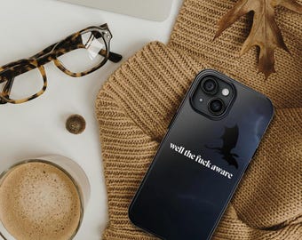 Well The F * ck Aware Telefonhülle | Fett und freche Bücherwurm Geschenk | Dunkle, von der Fantasie inspirierte Ästhetik | Schützende und stilvolle Telefonhülle