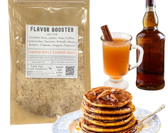 Puede incluir: Una bolsa de azúcar de bourbon de arce y calabaza, un vaso de bebida caliente con una ramita de canela, una botella de líquido ámbar y una pila de panqueques con nueces en un plato. La bolsa dice "Flavor Booster".