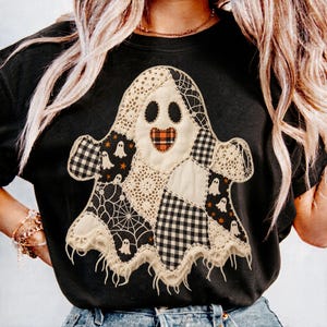 Patchwork-Geist (PNG), Applikation im Raggy-Quilt-Stil für Halloween (Sublimation), Türhänger mit Geistermotiv in Stickerei-Optik (PNG), Clipart im Landhausstil mit Spitzen-Gingham-Karo