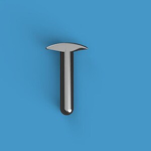Può includere: Un rivetto in metallo color argento caratterizzato da un gambo cilindrico liscio e una testa piatta leggermente curva. L'elemento di fissaggio presenta una superficie lucida e riflettente ed è posizionato verticalmente su uno sfondo blu acceso.