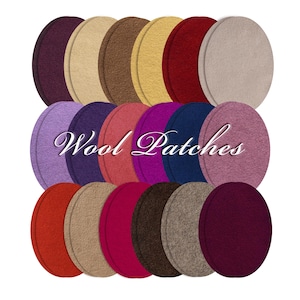 Puede incluir: Una colección de parches redondos de lana de varios colores, incluyendo burdeos, beige, marrón, amarillo, rojo y lavanda. Los parches están dispuestos en filas, con el texto "Wool Patches" en cursiva en el centro.