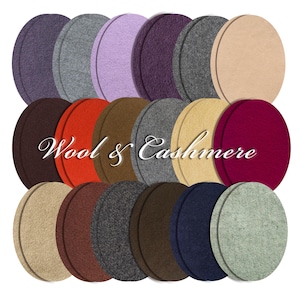 Könnte beinhalten: Eine Sammlung runder Stoffmuster aus Wolle und Kaschmir in verschiedenen Farben, darunter Lila, Grau, Orange, Braun und Beige. Der Text "Wool & Cashmere" ist kursiv über die Mitte des Bildes dargestellt. Diese Muster sind wahrscheinlich für Textildesign- oder Bastelprojekte gedacht.