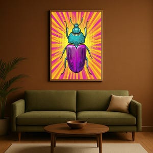Może przedstawiać: Oprawiony wydruk w stylu pop-art przedstawiający stylizowanego chrząszcza. Chrząszcz ma turkusową głowę, fioletowy korpus i żółto-różowe tło promieniujące na zewnątrz. Grafika jest wyświetlana nad zieloną sofą.