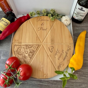 Personalisierter Holz-Pizzateller mit Gravur & Pizzaschneider – Geschenk zur Hochzeit, Verlobung oder Jahrestag – im stilvollen Pizzakarton