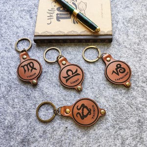 Gepersonaliseerde leren dierenriemsleutelhanger: gegraveerde astrologische sleutelhanger
