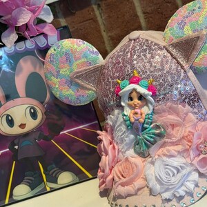 Gorra TSUKITAMAKI Deluxe con Sirena y Orejitas de Lentejuelas – Edición Única Hecha a Mano