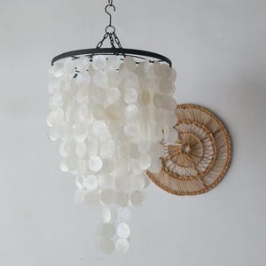 Handgefertigter Capiz Muschel Kronleuchter, Bali Pendelleuchte, Küstenlampenschirm