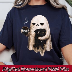 Könnte beinhalten: Ein marineblaues T-Shirt mit einer grafischen Illustration eines beigen Geistes, der eine schwarze Kaffeetasse mit der Aufschrift MEH hält. Der Geist umarmt einen kleinen schwarzen Mops, der einen winzigen sternförmigen Anhänger am Halsband trägt.