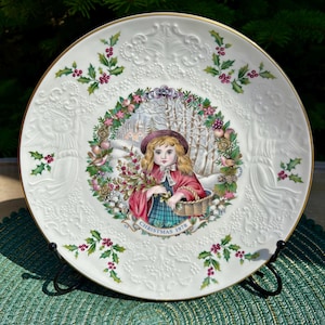 Royal Doulton 1978 Christmas Plate – Vintage Porcelain Decor in Original Box