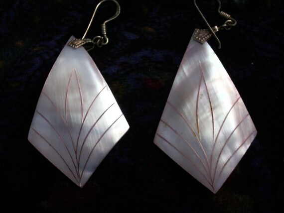 Artisan Etched Shell Diamond Shape Drop Earrings … - image 3