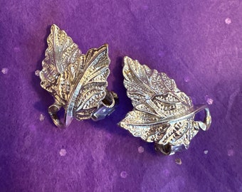 Textured Bright Silver Tone Clip On Earrings Vintage Costume Jewelry jewellery womens teens foliage