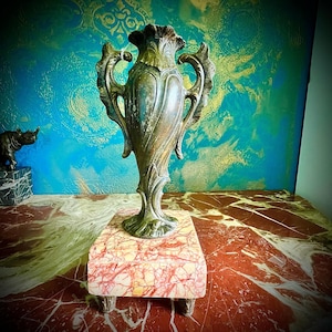 Antieke art nouveau bronzen vaas op marmeren voet, 1910-1920, sierlijke Franse decoratieve urn-antieke cadeau-cadeau-gratis verzending naar Europa